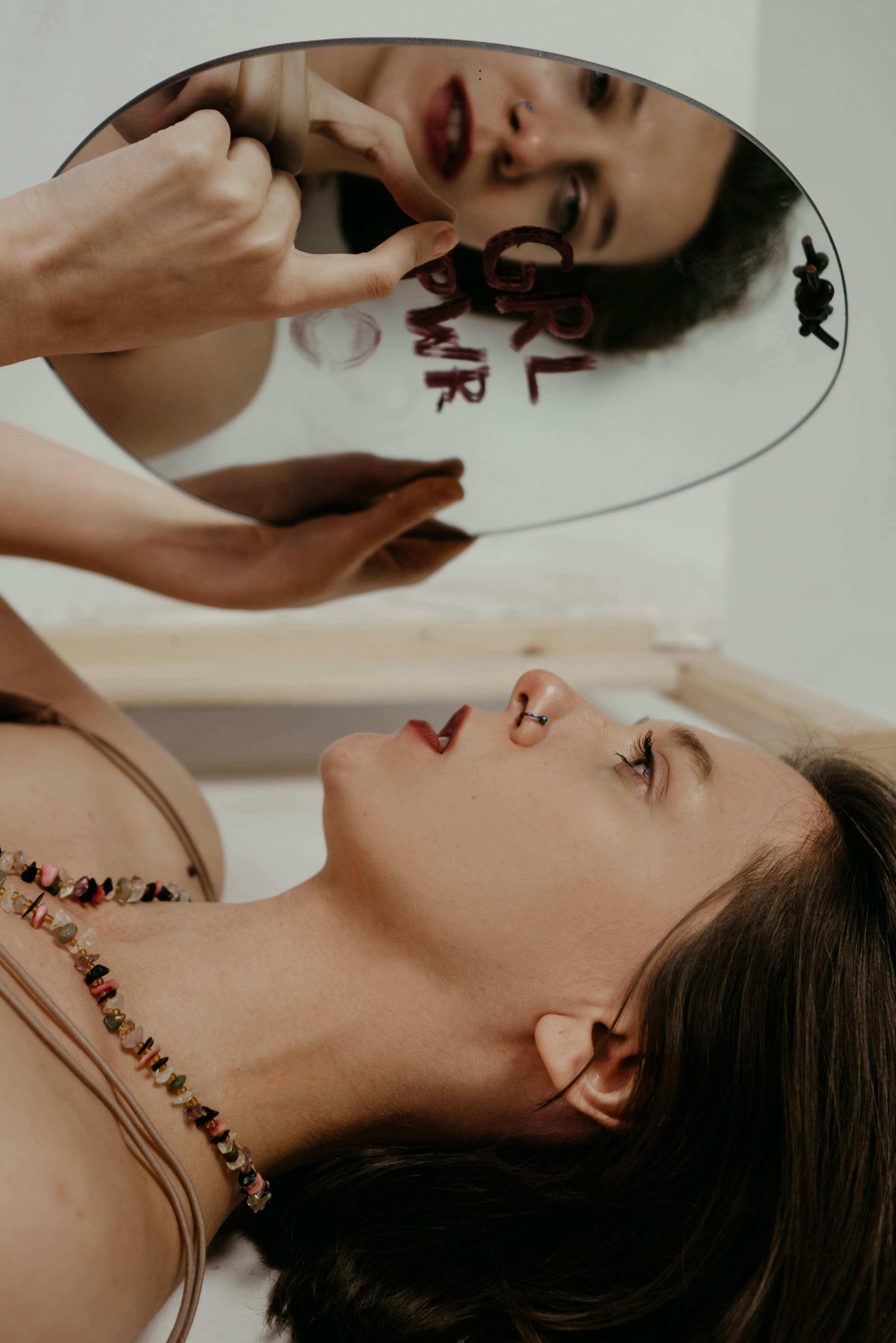 《镜面追逐》海报